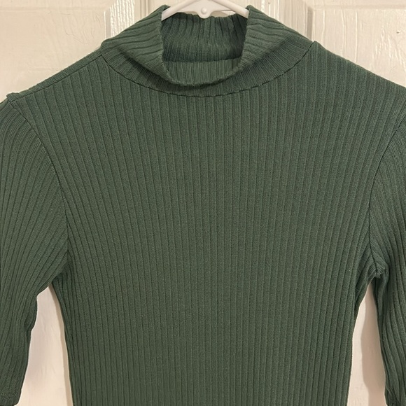 Reformation Ribbed Knit Leia Mock Turtleneck Top in Sage Gren New Size Small - Picture 6 of 11
